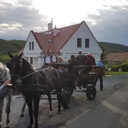 לינה וארוחת בוקר Palos 4*